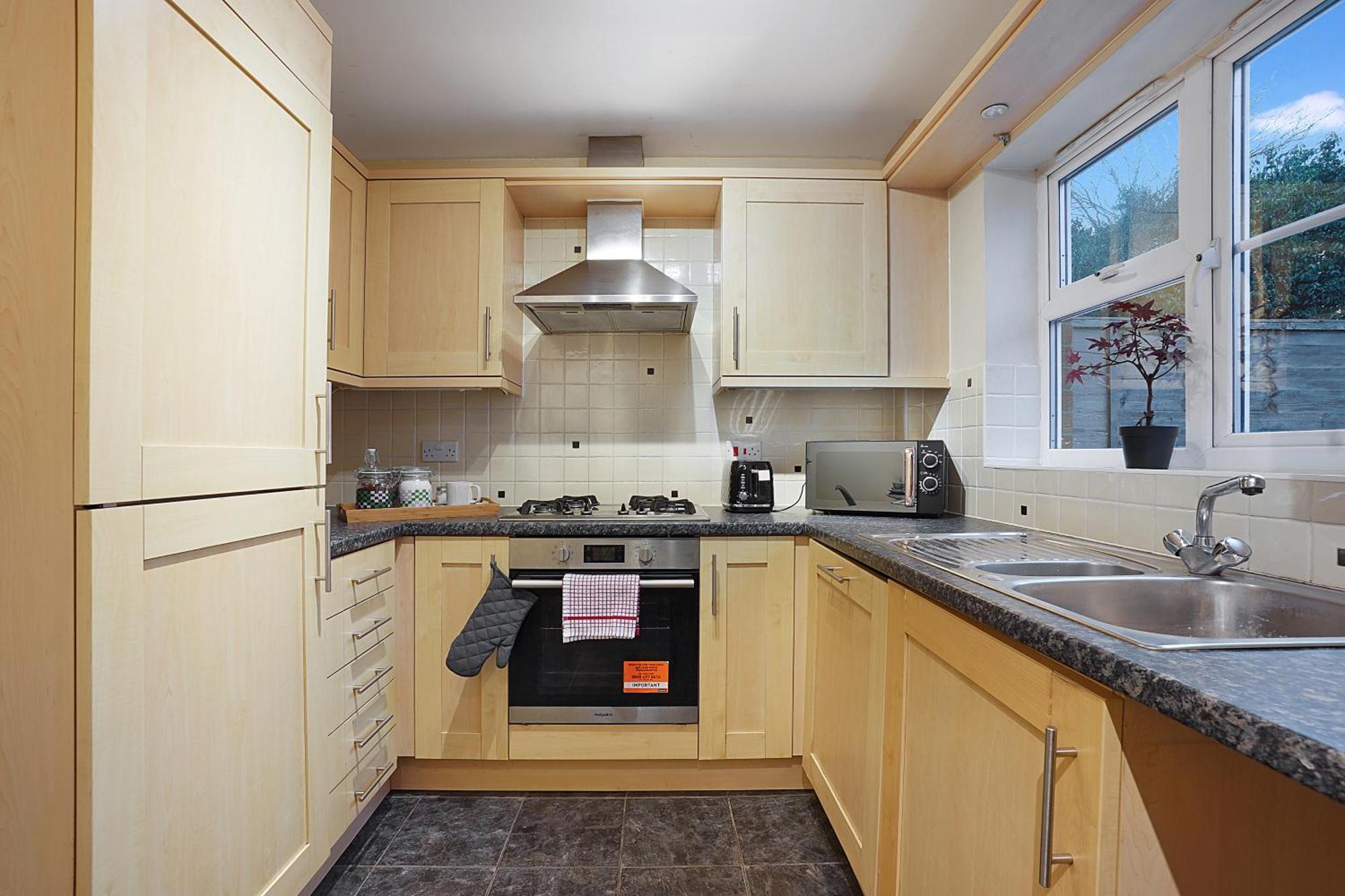 Comfortable Stylish Townhouse In Ashford Sleeps 5 Netflix 2 Parking Spaces Perfect For Contractors And Families Ashford (Kent) Exterior foto