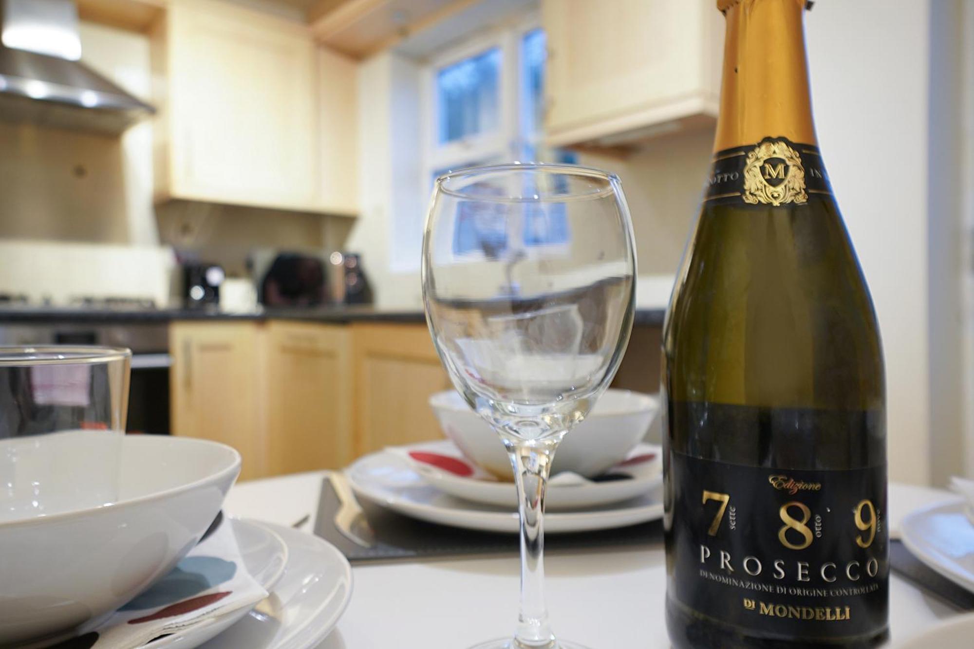 Comfortable Stylish Townhouse In Ashford Sleeps 5 Netflix 2 Parking Spaces Perfect For Contractors And Families Ashford (Kent) Exterior foto